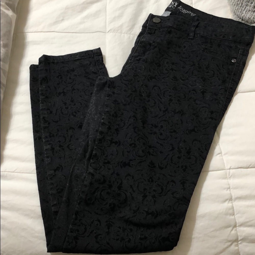 NY&C Jeggings Black with design in the denim.